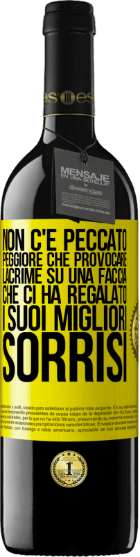 39,95 € Spedizione Gratuita | Vino rosso Edizione RED MBE Riserva Non c'è peccato peggiore che provocare lacrime su una faccia che ci ha regalato i suoi migliori sorrisi Etichetta Gialla. Etichetta personalizzabile Riserva 12 Mesi Raccogliere 2016 Tempranillo