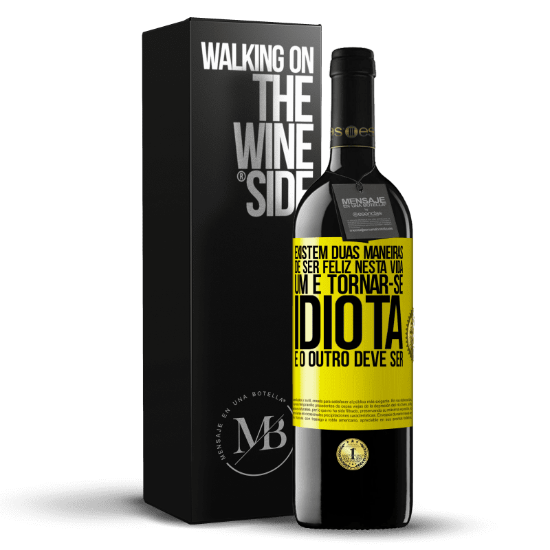 39,95 € Envio grátis | Vinho tinto Edição RED MBE Reserva Existem duas maneiras de ser feliz nesta vida. Um é tornar-se idiota e o outro deve ser Etiqueta Amarela. Etiqueta personalizável Reserva 12 Meses Colheita 2016 Tempranillo