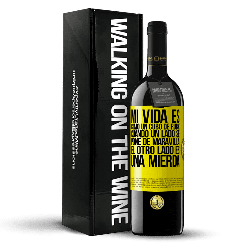 39,95 € Envío gratis | Vino Tinto Edición RED MBE Reserva Mi vida es como un cubo de rubik. Cuando un lado se pone de maravilla, el otro lado es una mierda Etiqueta Amarilla. Etiqueta personalizable Reserva 12 Meses Cosecha 2016 Tempranillo