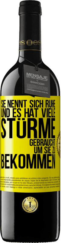 Kostenloser Versand | Rotwein RED Ausgabe MBE Reserve Sie nennt sich Ruhe, und es hat viele Stürme gebraucht, um sie zu bekommen Gelbes Etikett. Anpassbares Etikett Reserve 12 Monate Ernte 2014 Tempranillo