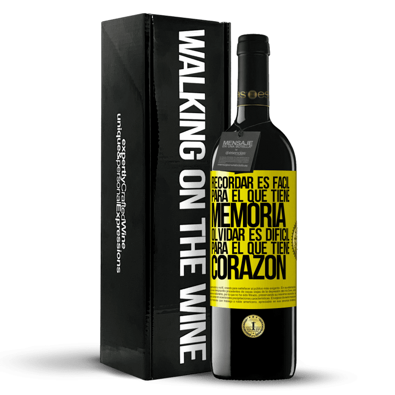 39,95 € Envío gratis | Vino Tinto Edición RED MBE Reserva Recordar es fácil para el que tiene memoria. Olvidar es difícil para el que tiene corazón Etiqueta Amarilla. Etiqueta personalizable Reserva 12 Meses Cosecha 2015 Tempranillo