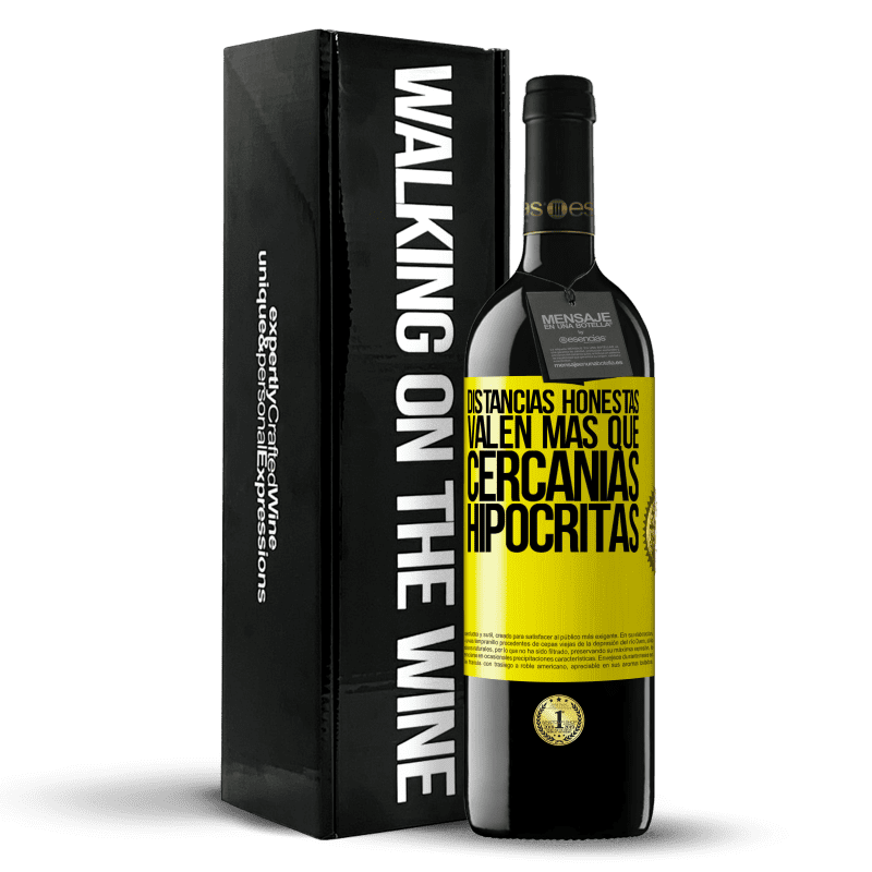 39,95 € Envío gratis | Vino Tinto Edición RED MBE Reserva Distancias honestas valen más que cercanías hipócritas Etiqueta Amarilla. Etiqueta personalizable Reserva 12 Meses Cosecha 2016 Tempranillo
