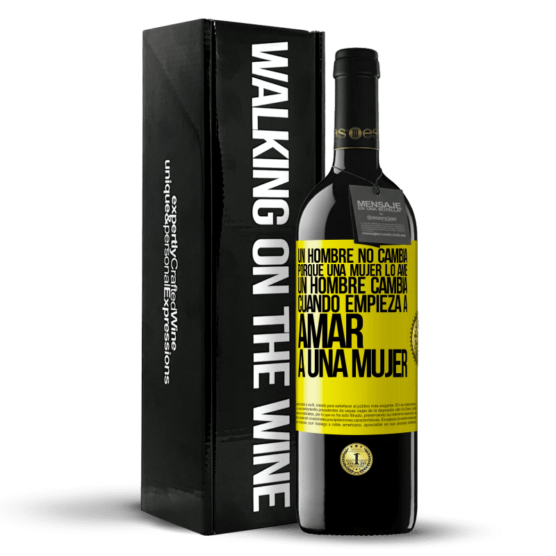 39,95 € Envío gratis | Vino Tinto Edición RED MBE Reserva Un hombre no cambia porque una mujer lo ame. Un hombre cambia cuando empieza a amar a una mujer Etiqueta Amarilla. Etiqueta personalizable Reserva 12 Meses Cosecha 2016 Tempranillo