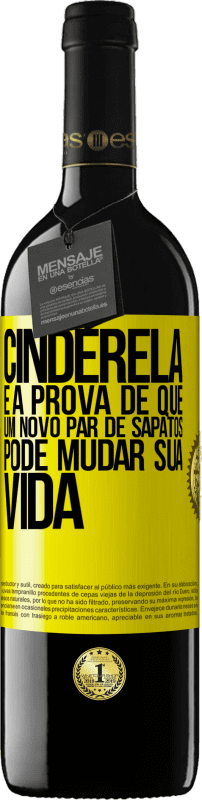 39,95 € | Vinho tinto Edição RED MBE Reserva Cinderela é a prova de que um novo par de sapatos pode mudar sua vida Etiqueta Amarela. Etiqueta personalizável Reserva 12 Meses Colheita 2016 Tempranillo