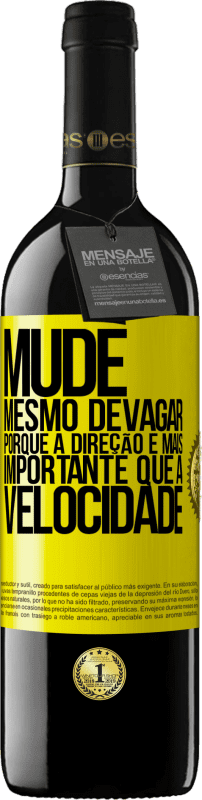 39,95 € | Vinho tinto Edição RED MBE Reserva Mude, mesmo devagar, porque a direção é mais importante que a velocidade Etiqueta Amarela. Etiqueta personalizável Reserva 12 Meses Colheita 2015 Tempranillo