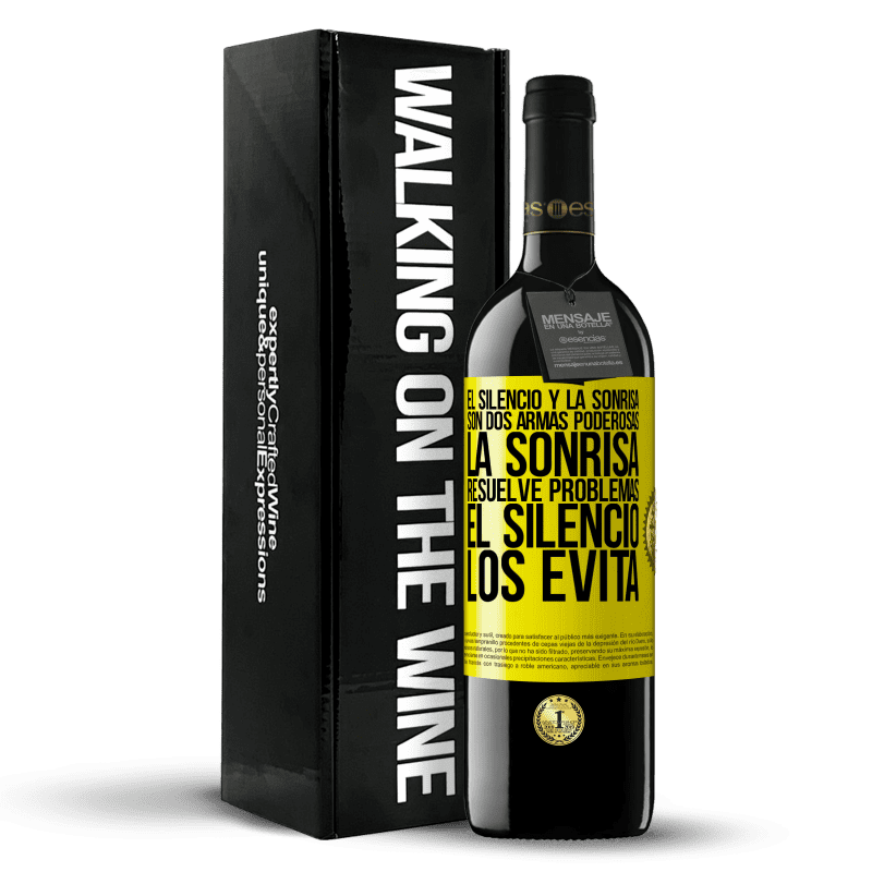 39,95 € Envío gratis | Vino Tinto Edición RED MBE Reserva El silencio y la sonrisa son dos armas poderosas. La sonrisa resuelve problemas, el silencio los evita Etiqueta Amarilla. Etiqueta personalizable Reserva 12 Meses Cosecha 2016 Tempranillo