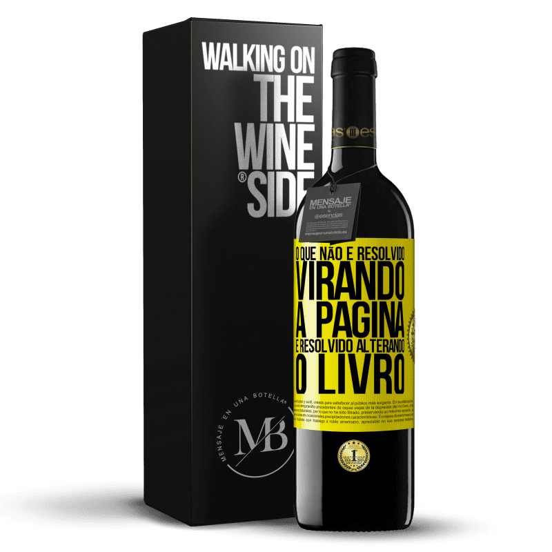 39,95 € Envio grátis | Vinho tinto Edição RED MBE Reserva O que não é resolvido virando a página, é resolvido alterando o livro Etiqueta Amarela. Etiqueta personalizável Reserva 12 Meses Colheita 2016 Tempranillo