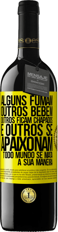 39,95 € Envio grátis | Vinho tinto Edição RED MBE Reserva Alguns fumam, outros bebem, outros ficam chapados e outros se apaixonam. Todo mundo se mata à sua maneira Etiqueta Amarela. Etiqueta personalizável Reserva 12 Meses Colheita 2016 Tempranillo