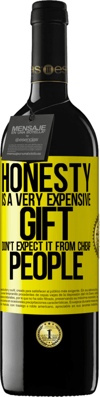39,95 € 送料無料 | 赤ワイン REDエディション MBE 予約する 誠実さは非常に高価な贈り物です。安い人に期待しないでください 黄色のラベル. カスタマイズ可能なラベル 予約する 12 月 収穫 2016 Tempranillo