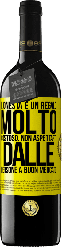 39,95 € Spedizione Gratuita | Vino rosso Edizione RED MBE Riserva L'onestà è un regalo molto costoso. Non aspettarti dalle persone a buon mercato Etichetta Gialla. Etichetta personalizzabile Riserva 12 Mesi Raccogliere 2016 Tempranillo