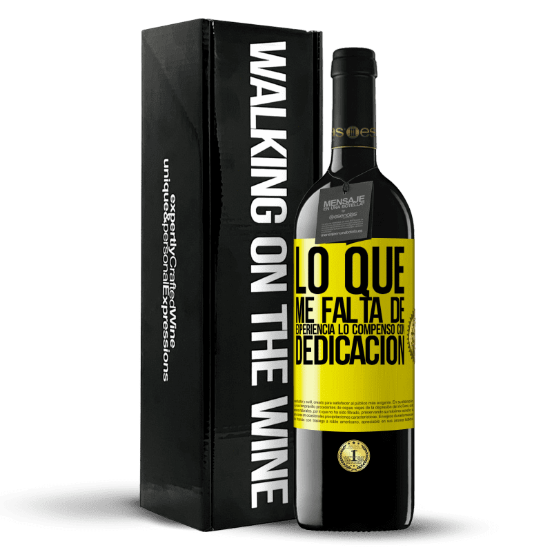 39,95 € Envío gratis | Vino Tinto Edición RED MBE Reserva Lo que me falta de experiencia lo compenso con dedicación Etiqueta Amarilla. Etiqueta personalizable Reserva 12 Meses Cosecha 2015 Tempranillo