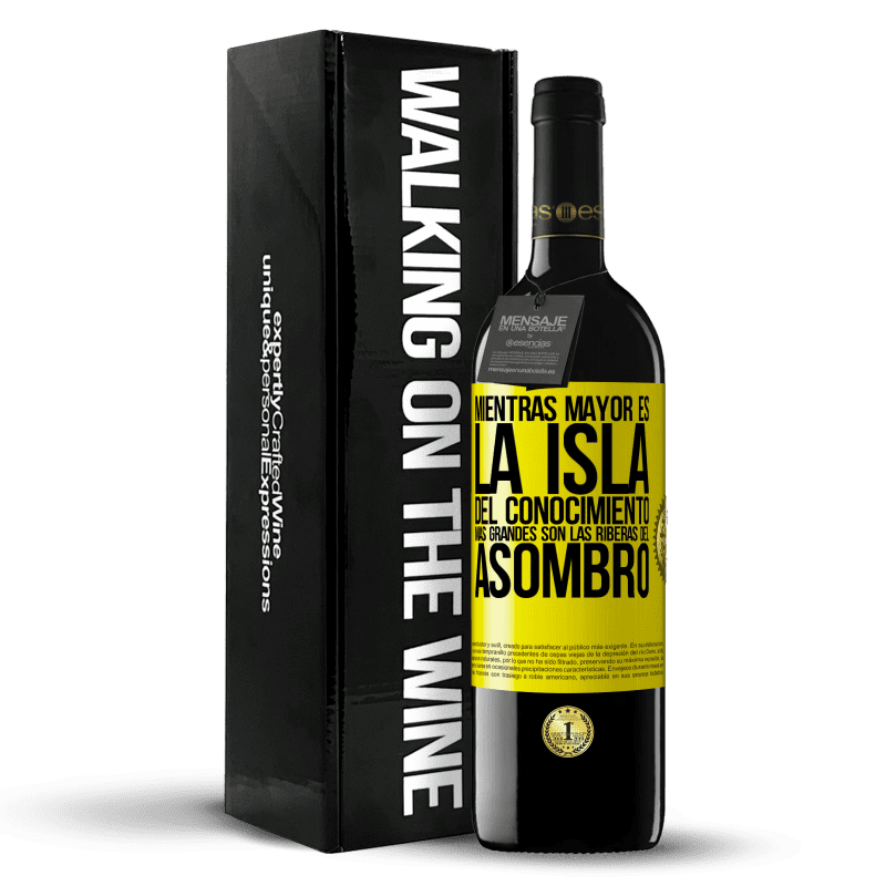 39,95 € Envío gratis | Vino Tinto Edición RED MBE Reserva Mientras mayor es la isla del conocimiento, más grandes son las riberas del asombro Etiqueta Amarilla. Etiqueta personalizable Reserva 12 Meses Cosecha 2016 Tempranillo