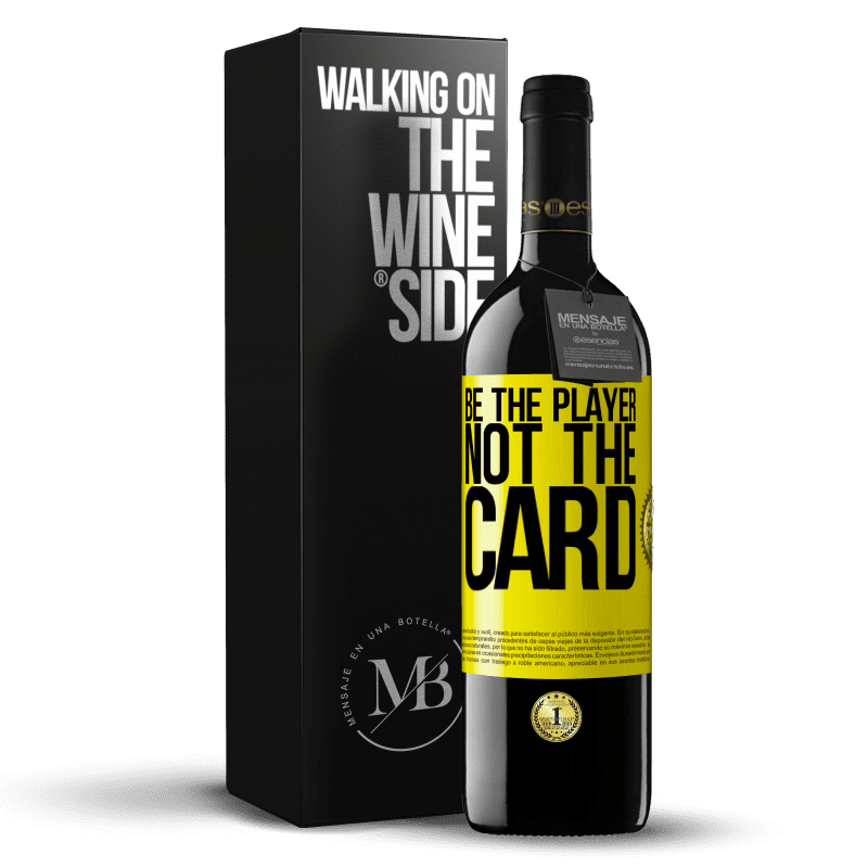 39,95 € Бесплатная доставка | Красное вино Издание RED MBE Бронировать Будь игроком, а не картой Желтая этикетка. Настраиваемая этикетка Бронировать 12 Месяцы Урожай 2016 Tempranillo