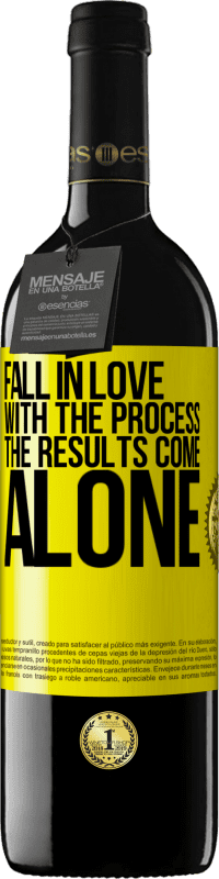 39,95 € Бесплатная доставка | Красное вино Издание RED MBE Бронировать Влюбись в процесс, результаты приходят одни Желтая этикетка. Настраиваемая этикетка Бронировать 12 Месяцы Урожай 2016 Tempranillo