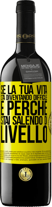 39,95 € Spedizione Gratuita | Vino rosso Edizione RED MBE Riserva Se la tua vita sta diventando difficile, è perché stai salendo di livello Etichetta Gialla. Etichetta personalizzabile Riserva 12 Mesi Raccogliere 2015 Tempranillo