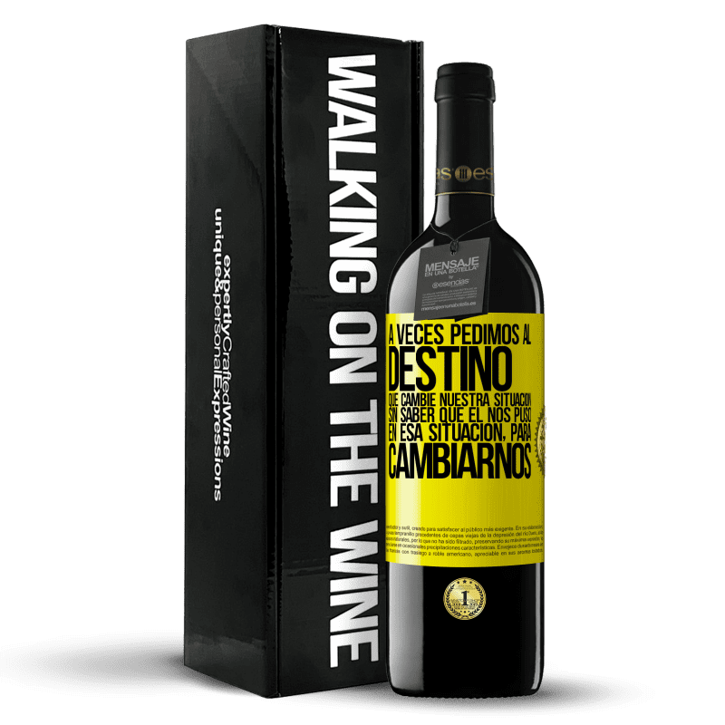 39,95 € Envío gratis | Vino Tinto Edición RED MBE Reserva A veces pedimos al destino que cambie nuestra situación sin saber que él nos puso en esa situación, para cambiarnos Etiqueta Amarilla. Etiqueta personalizable Reserva 12 Meses Cosecha 2015 Tempranillo