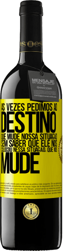 Envio grátis | Vinho tinto Edição RED MBE Reserva Às vezes pedimos ao destino que mude nossa situação sem saber que ele nos colocou nessa situação, que nos mude Etiqueta Amarela. Etiqueta personalizável Reserva 12 Meses Colheita 2014 Tempranillo