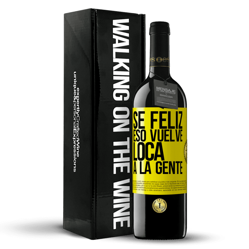 39,95 € Envío gratis | Vino Tinto Edición RED MBE Reserva Sé feliz. Eso vuelve loca a la gente Etiqueta Amarilla. Etiqueta personalizable Reserva 12 Meses Cosecha 2015 Tempranillo