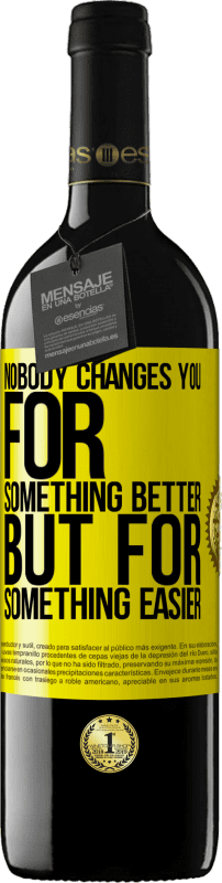 39,95 € 送料無料 | 赤ワイン REDエディション MBE 予約する 誰もあなたをより良いものに変えませんが、もっと簡単なものに変えます 黄色のラベル. カスタマイズ可能なラベル 予約する 12 月 収穫 2016 Tempranillo