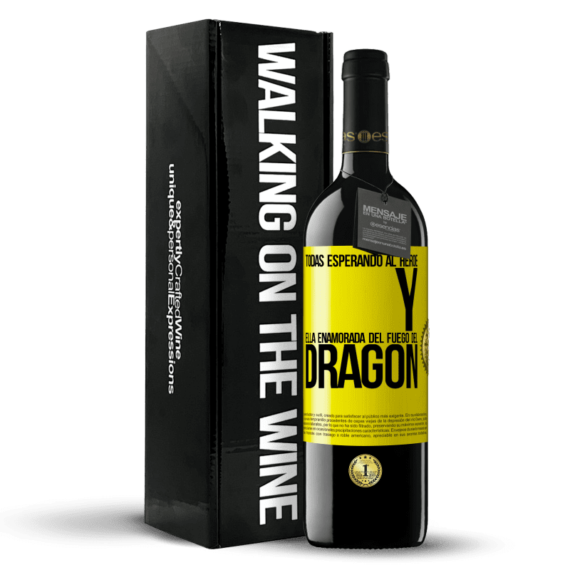 39,95 € Envío gratis | Vino Tinto Edición RED MBE Reserva Todas esperando al héroe y ella enamorada del fuego del dragón Etiqueta Amarilla. Etiqueta personalizable Reserva 12 Meses Cosecha 2016 Tempranillo