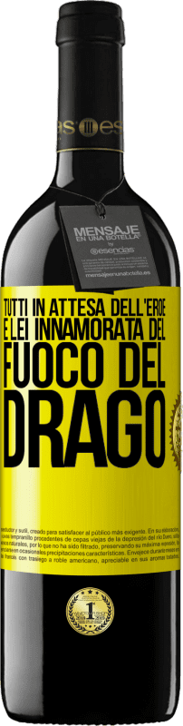 39,95 € Spedizione Gratuita | Vino rosso Edizione RED MBE Riserva Tutti in attesa dell'eroe e lei innamorata del fuoco del drago Etichetta Gialla. Etichetta personalizzabile Riserva 12 Mesi Raccogliere 2015 Tempranillo