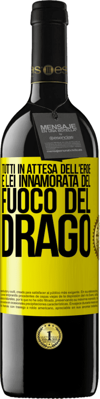 39,95 € Spedizione Gratuita | Vino rosso Edizione RED MBE Riserva Tutti in attesa dell'eroe e lei innamorata del fuoco del drago Etichetta Gialla. Etichetta personalizzabile Riserva 12 Mesi Raccogliere 2016 Tempranillo