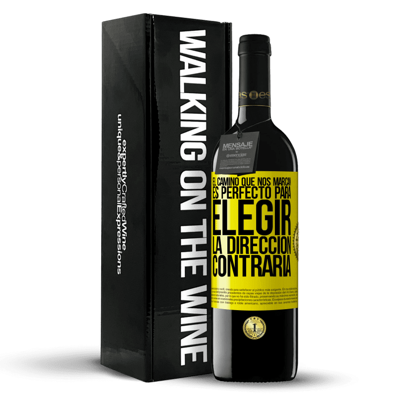 39,95 € Envío gratis | Vino Tinto Edición RED MBE Reserva El camino que nos marcan es perfecto para elegir la dirección contraria Etiqueta Amarilla. Etiqueta personalizable Reserva 12 Meses Cosecha 2015 Tempranillo