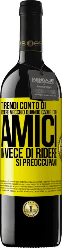 39,95 € | Vino rosso Edizione RED MBE Riserva Ti rendi conto di essere vecchio quando cadi e i tuoi amici, invece di ridere, si preoccupano Etichetta Gialla. Etichetta personalizzabile Riserva 12 Mesi Raccogliere 2016 Tempranillo