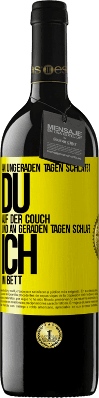 39,95 € Kostenloser Versand | Rotwein RED Ausgabe MBE Reserve An ungeraden Tagen schläfst du auf der Couch und an geraden Tagen schlafe ich im Bett. Gelbes Etikett. Anpassbares Etikett Reserve 12 Monate Ernte 2014 Tempranillo