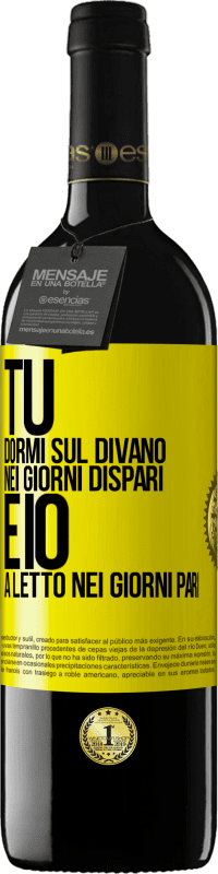 Spedizione Gratuita | Vino rosso Edizione RED MBE Riserva Tu dormi sul divano nei giorni dispari e io a letto nei giorni pari Etichetta Gialla. Etichetta personalizzabile Riserva 12 Mesi Raccogliere 2014 Tempranillo