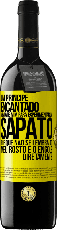 39,95 € Envio grátis | Vinho tinto Edição RED MBE Reserva Um príncipe encantado vem até mim para experimentar um sapato porque não se lembra do meu rosto e o engole diretamente Etiqueta Amarela. Etiqueta personalizável Reserva 12 Meses Colheita 2014 Tempranillo