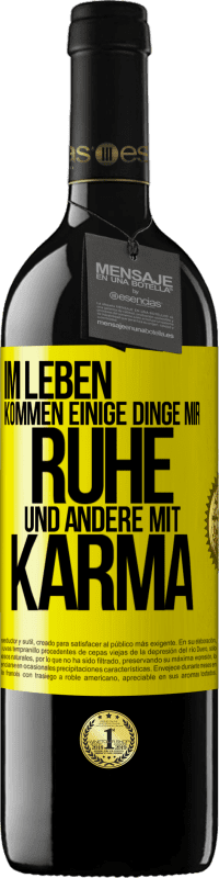 Kostenloser Versand | Rotwein RED Ausgabe MBE Reserve Im Leben kommen einige Dinge mir Ruhe und andere mit Karma Gelbes Etikett. Anpassbares Etikett Reserve 12 Monate Ernte 2014 Tempranillo