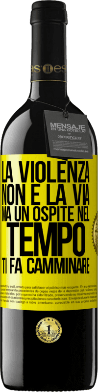 39,95 € Spedizione Gratuita | Vino rosso Edizione RED MBE Riserva La violenza non è la via, ma un ospite nel tempo ti fa camminare Etichetta Gialla. Etichetta personalizzabile Riserva 12 Mesi Raccogliere 2014 Tempranillo