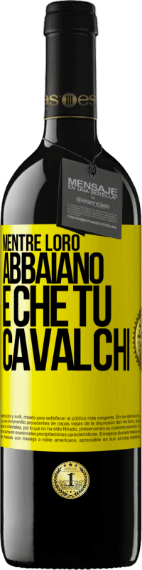 39,95 € Spedizione Gratuita | Vino rosso Edizione RED MBE Riserva Mentre loro abbaiano è che tu cavalchi Etichetta Gialla. Etichetta personalizzabile Riserva 12 Mesi Raccogliere 2016 Tempranillo