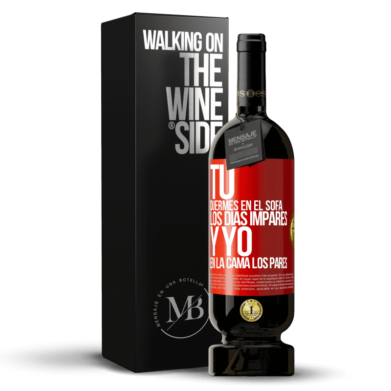 49,95 € Envío gratis | Vino Tinto Edición Premium MBS® Reserva Tú duermes en el sofá los días impares y yo en la cama los pares Etiqueta Roja. Etiqueta personalizable Reserva 12 Meses Cosecha 2014 Tempranillo