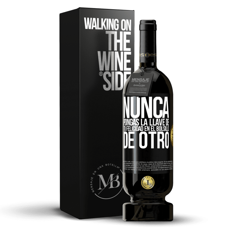 49,95 € Envío gratis | Vino Tinto Edición Premium MBS® Reserva Nunca pongas la llave de tu felicidad en el bolsillo de otro Etiqueta Negra. Etiqueta personalizable Reserva 12 Meses Cosecha 2015 Tempranillo