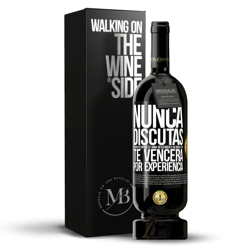 49,95 € Envío gratis | Vino Tinto Edición Premium MBS® Reserva Nunca discutas con un estúpido. Te hará descender a su nivel y ahí te vencerá por experiencia Etiqueta Negra. Etiqueta personalizable Reserva 12 Meses Cosecha 2015 Tempranillo