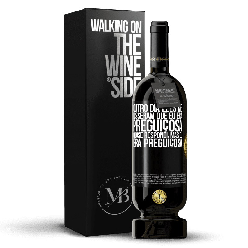 49,95 € Envio grátis | Vinho tinto Edição Premium MBS® Reserva Outro dia eles me disseram que eu era preguiçosa, quase respondi, mas eu era preguiçosa Etiqueta Preta. Etiqueta personalizável Reserva 12 Meses Colheita 2015 Tempranillo