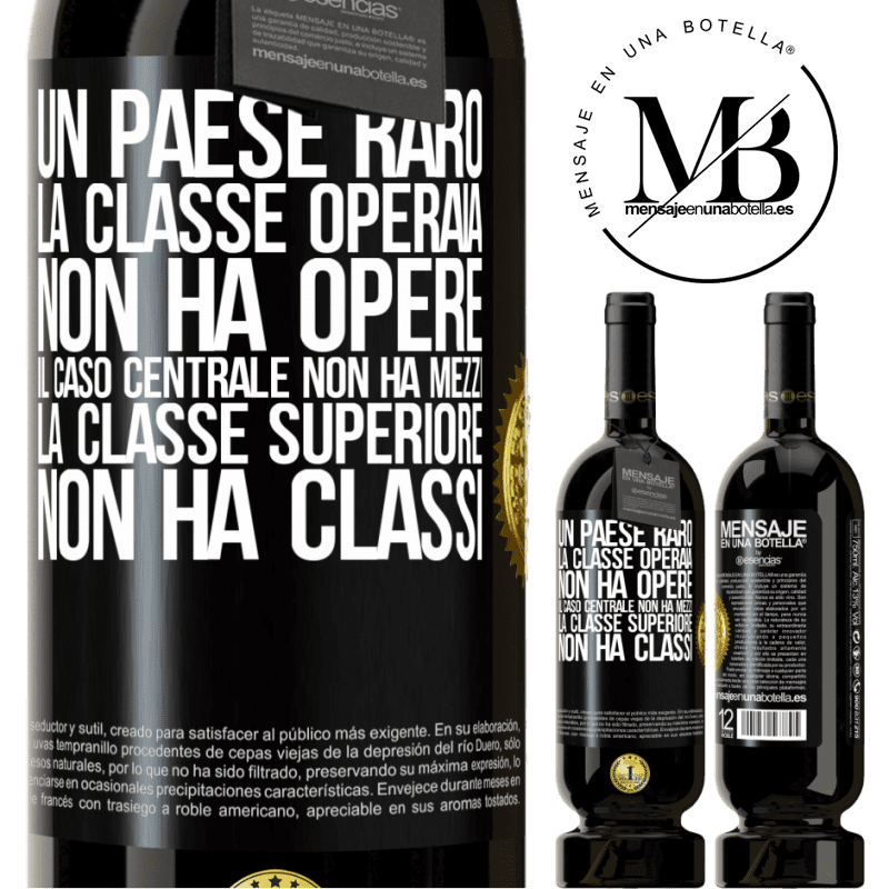 49,95 € Spedizione Gratuita | Vino rosso Edizione Premium MBS® Riserva Un paese raro: la classe operaia non ha opere, il caso centrale non ha mezzi, la classe superiore non ha classi Etichetta Nera. Etichetta personalizzabile Riserva 12 Mesi Raccogliere 2016 Tempranillo