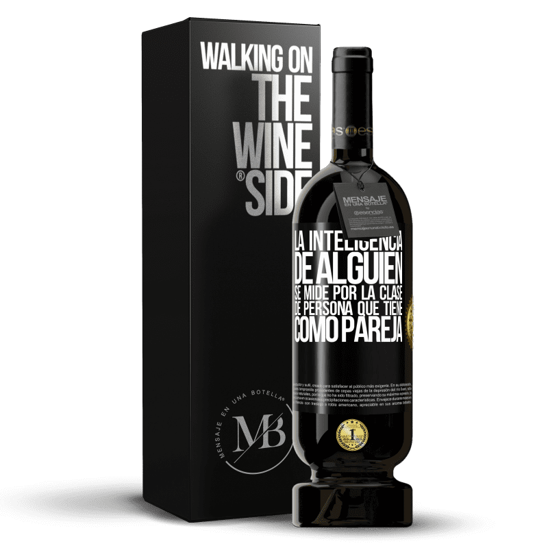 49,95 € Envío gratis | Vino Tinto Edición Premium MBS® Reserva La inteligencia de alguien se mide por la clase de persona que tiene como pareja Etiqueta Negra. Etiqueta personalizable Reserva 12 Meses Cosecha 2015 Tempranillo