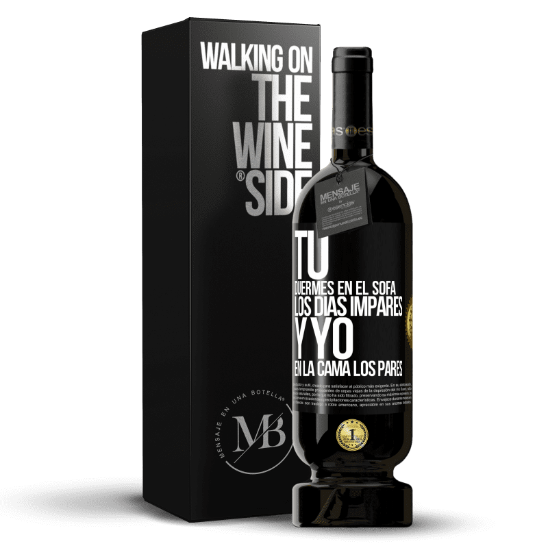 49,95 € Envío gratis | Vino Tinto Edición Premium MBS® Reserva Tú duermes en el sofá los días impares y yo en la cama los pares Etiqueta Negra. Etiqueta personalizable Reserva 12 Meses Cosecha 2014 Tempranillo