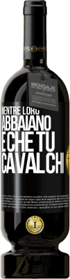 49,95 € Spedizione Gratuita | Vino rosso Edizione Premium MBS® Riserva Mentre loro abbaiano è che tu cavalchi Etichetta Nera. Etichetta personalizzabile Riserva 12 Mesi Raccogliere 2016 Tempranillo