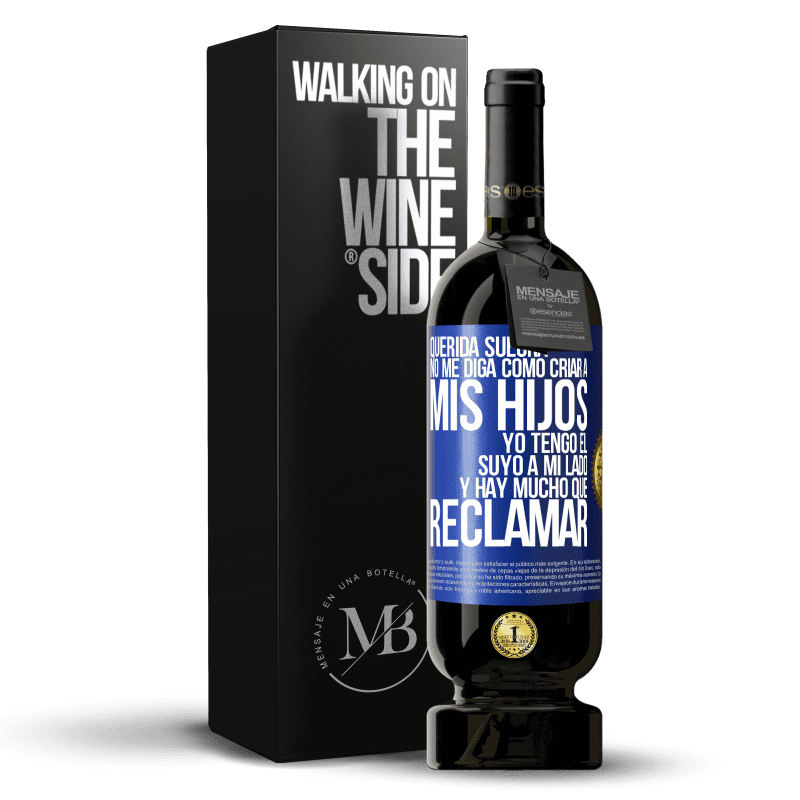 49,95 € Envío gratis | Vino Tinto Edición Premium MBS® Reserva Querida suegra, no me diga como criar a mis hijos. Yo tengo el suyo a mi lado y hay mucho que reclamar Etiqueta Azul. Etiqueta personalizable Reserva 12 Meses Cosecha 2015 Tempranillo