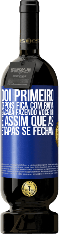 49,95 € Envio grátis | Vinho tinto Edição Premium MBS® Reserva Dói primeiro, depois fica com raiva e acaba fazendo você rir. É assim que as etapas se fecham Etiqueta Azul. Etiqueta personalizável Reserva 12 Meses Colheita 2016 Tempranillo
