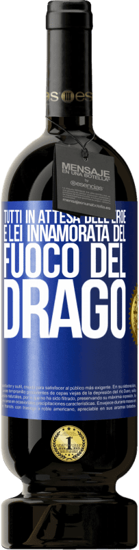 49,95 € Spedizione Gratuita | Vino rosso Edizione Premium MBS® Riserva Tutti in attesa dell'eroe e lei innamorata del fuoco del drago Etichetta Blu. Etichetta personalizzabile Riserva 12 Mesi Raccogliere 2015 Tempranillo