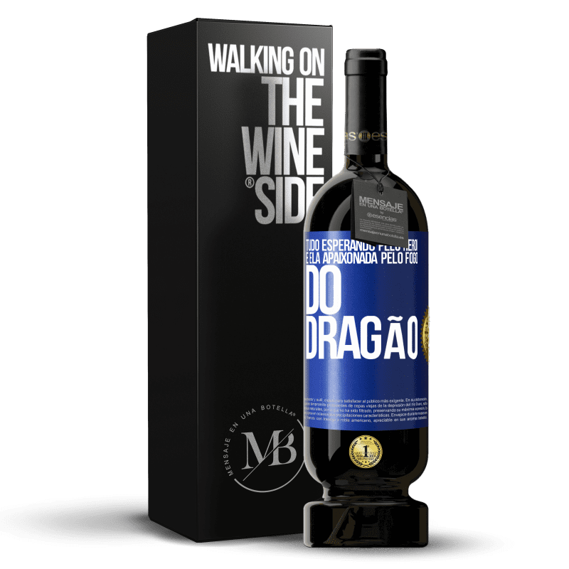 49,95 € Envio grátis | Vinho tinto Edição Premium MBS® Reserva Tudo esperando pelo herói e ela apaixonada pelo fogo do dragão Etiqueta Azul. Etiqueta personalizável Reserva 12 Meses Colheita 2015 Tempranillo