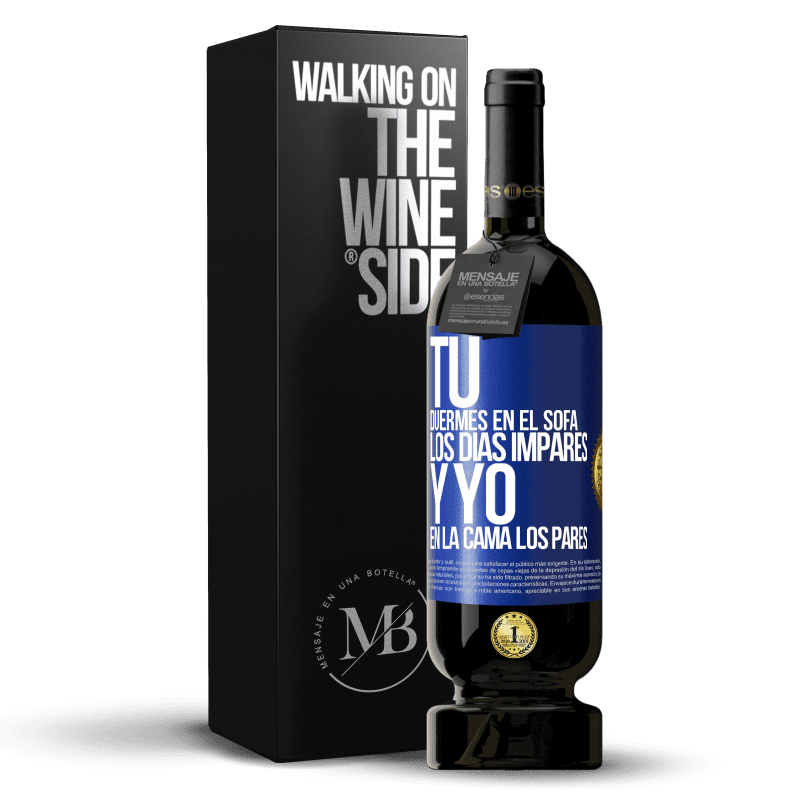 49,95 € Envío gratis | Vino Tinto Edición Premium MBS® Reserva Tú duermes en el sofá los días impares y yo en la cama los pares Etiqueta Azul. Etiqueta personalizable Reserva 12 Meses Cosecha 2014 Tempranillo