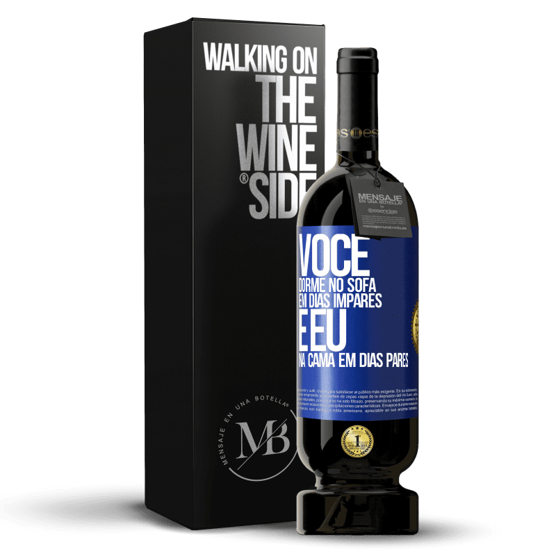 49,95 € Envio grátis | Vinho tinto Edição Premium MBS® Reserva Você dorme no sofá em dias ímpares e eu na cama em dias pares Etiqueta Azul. Etiqueta personalizável Reserva 12 Meses Colheita 2016 Tempranillo