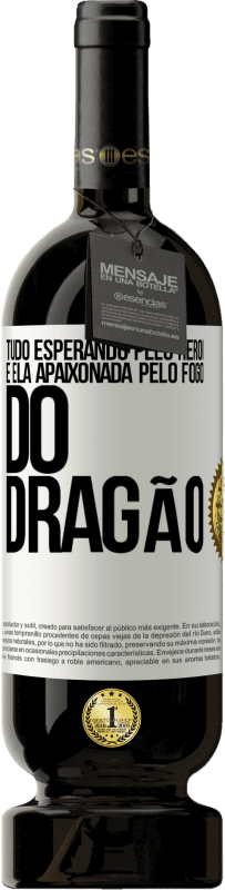 49,95 € Envio grátis | Vinho tinto Edição Premium MBS® Reserva Tudo esperando pelo herói e ela apaixonada pelo fogo do dragão Etiqueta Branca. Etiqueta personalizável Reserva 12 Meses Colheita 2016 Tempranillo
