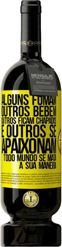 49,95 € Envio grátis | Vinho tinto Edição Premium MBS® Reserva Alguns fumam, outros bebem, outros ficam chapados e outros se apaixonam. Todo mundo se mata à sua maneira Etiqueta Amarela. Etiqueta personalizável Reserva 12 Meses Colheita 2016 Tempranillo